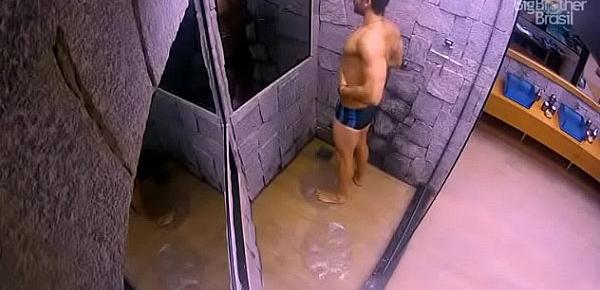  BBB18 - Lucas tomando banho e volume na cueca branca - Insta @musculoduroblog 